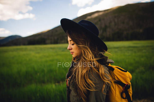 Side view of woman wearing hat, eyes closed, Rocky Mountain National Park, Colorado, USA — Stock Photo
