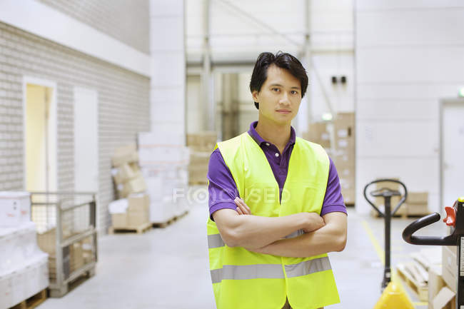 Retrato del trabajador asiático de almacén en almacén de distribución - foto de stock