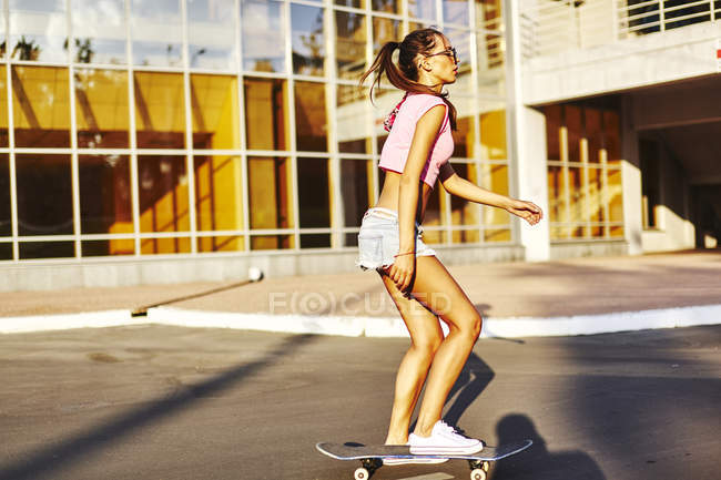 Skateboardfahrerin an sonnigem Tag — Stockfoto