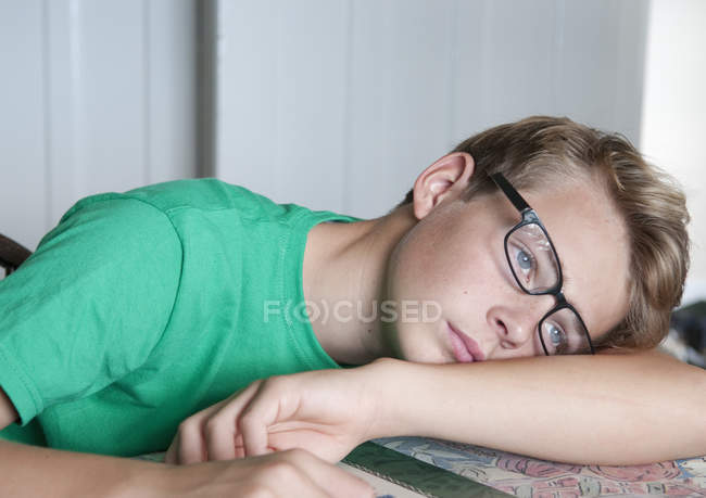 Portrait de garçon adolescent à l'air ennuyé — Photo de stock