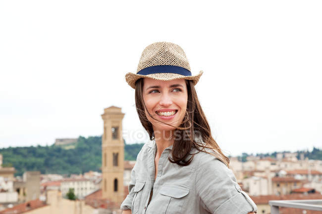 Giovane donna con cappello di paglia, Firenze, Toscana, Italia — Foto stock