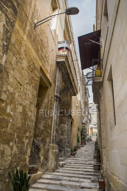 Escalier typique de la rue étroite et vallonnée, Vittoriosa, Malte — Photo de stock