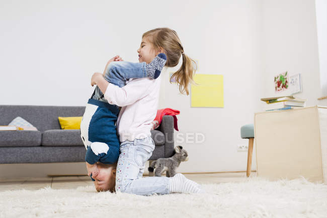 Irmão e irmã brincando em casa — Fotografia de Stock