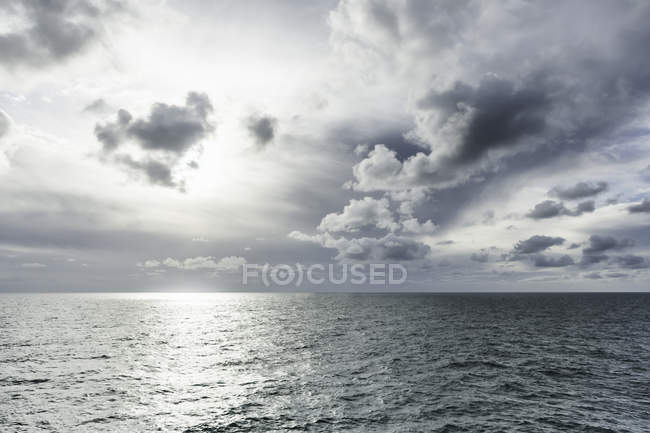 Mare e nuvole con luce solare — Foto stock