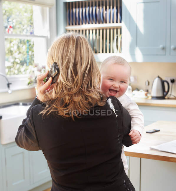 Femme travaillant avec un bébé — Photo de stock
