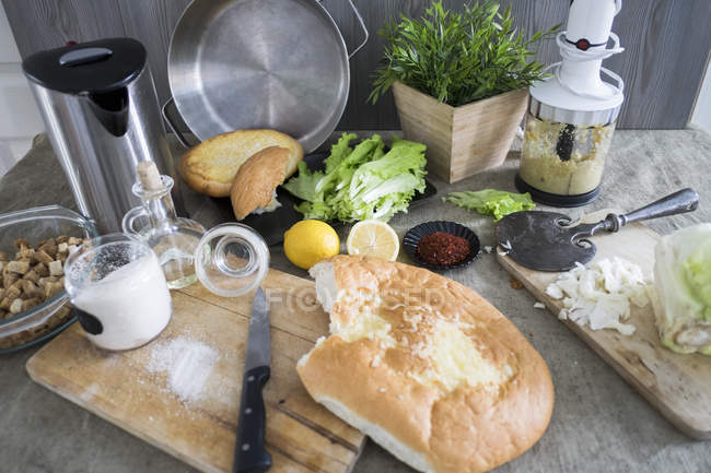 Таблица ингредиентов с хлебом на доске — стоковое фото