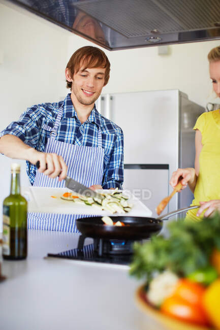 Casal de legumes de fritura juntos — Fotografia de Stock