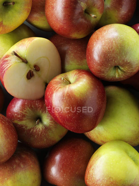 Blick von oben auf reife köstliche Äpfel — Stockfoto