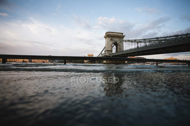 Vista lejana del río Danubio, Puente de las Cadenas, Budapest, Hungría - foto de stock