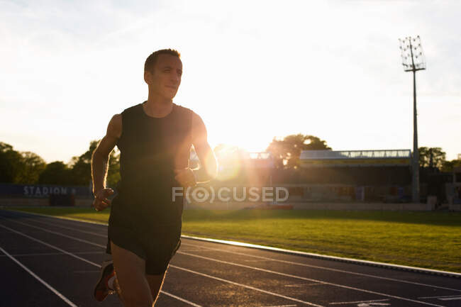 Homem correndo na pista — Fotografia de Stock