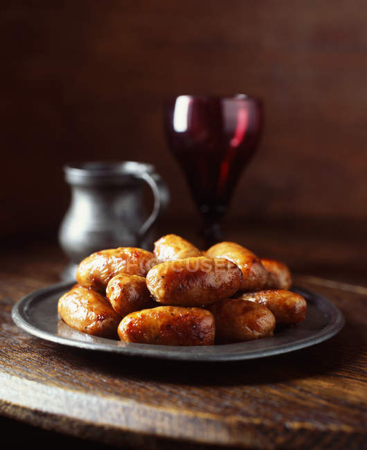 Cooked cocktail sausages on plate, close up — Stock Photo