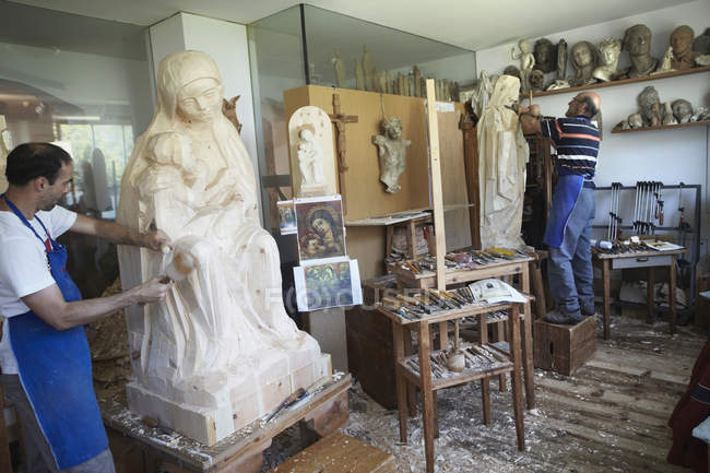 Скульптори збирають фігури з дерева — стокове фото