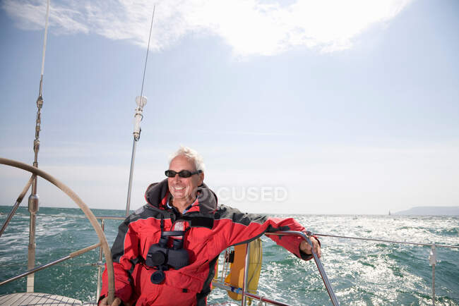 Reifer Mann segelt Jacht — Stockfoto