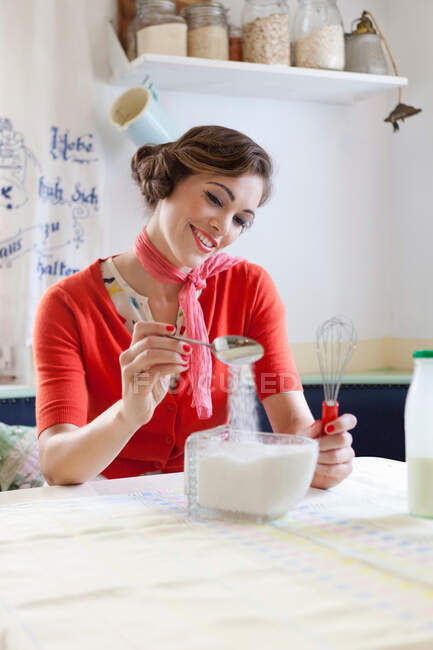 Женщина печет на кухне — стоковое фото