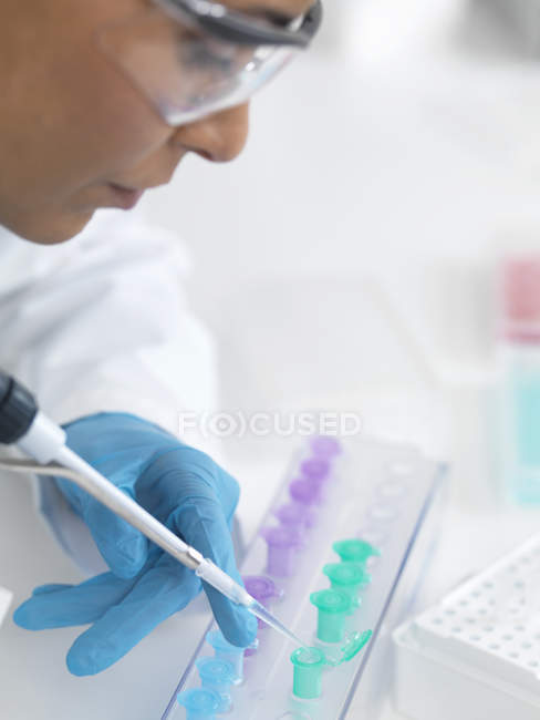 Жінка-вчена пробірка ДНК для аналізу — стокове фото