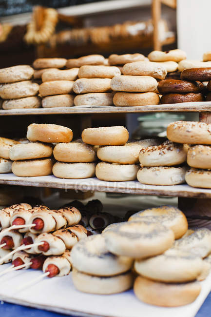 Bagels in bakery display — Stock Photo