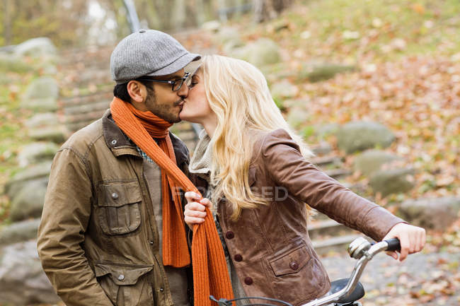 Couple baisers dans le parc — Photo de stock