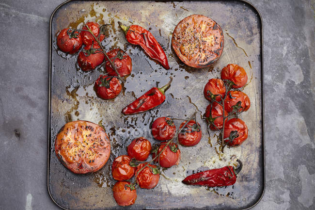 Tray of roasted tomatoes and chili — Stock Photo