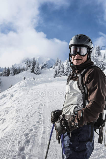 Портрет взрослого человека, путешествующего по зимнему пейзажу — стоковое фото