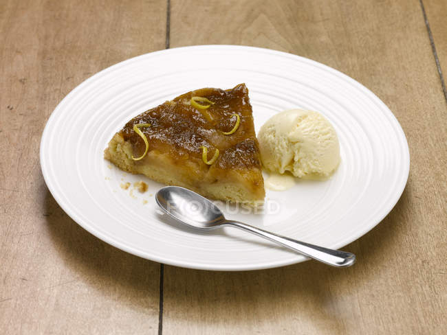 Fatia de cetim de tarte de maçã com sorvete — Fotografia de Stock
