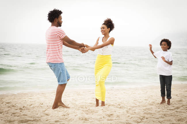 Paar und Sohn genießen Strand — Stockfoto