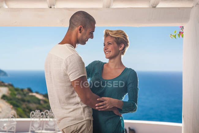 Пара танцює разом на балконі — стокове фото