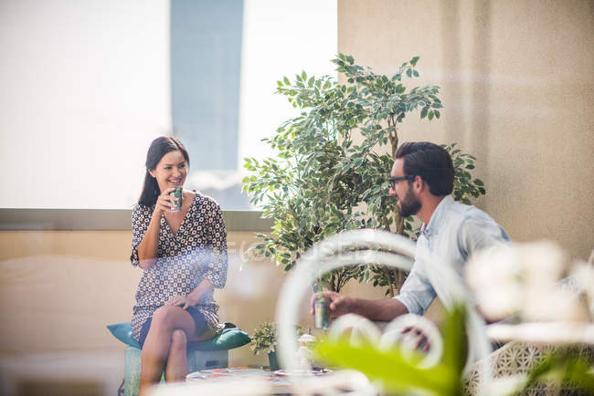 Couple parlant et buvant du thé dans la chambre d'hôtel balcon — Photo de stock