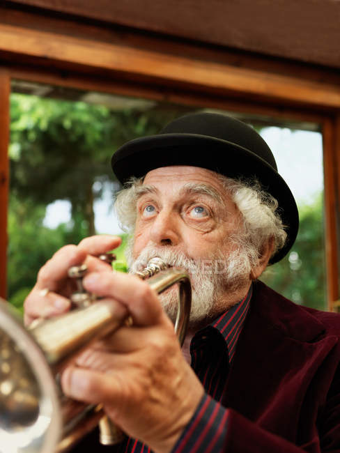 Uomo più vecchio che suona la tromba — Foto stock
