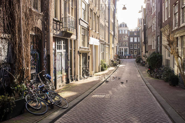 Fahrräder auf Bürgersteig der Stadt abgestellt — Stockfoto