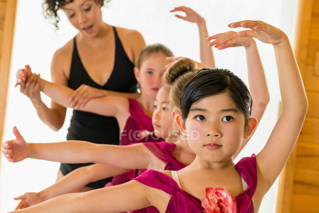 Bailarinas practicando con profesora de ballet - foto de stock
