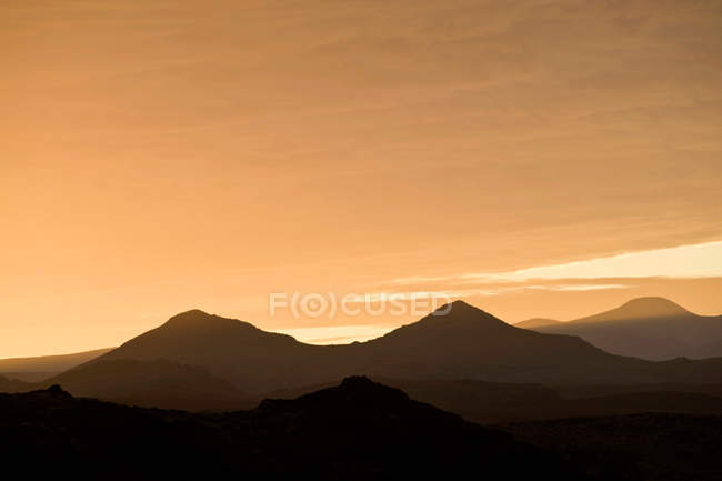 Живописный вид на силуэт гор и небо на закате — стоковое фото