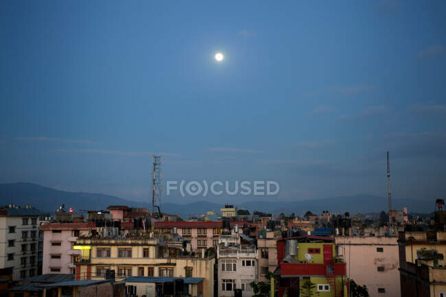 Luna llena sobre Katmandú, Nepal - foto de stock