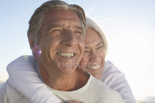 Retrato de pareja feliz al aire libre - foto de stock