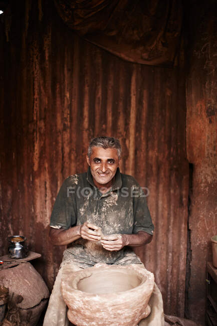 Sorrindo homem trabalhando com cerâmica — Fotografia de Stock