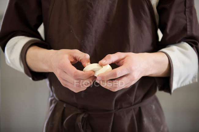 Imagem cortada de Baker moldar massa de farinha na cozinha — Fotografia de Stock