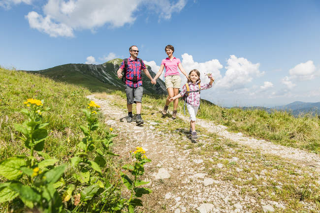 Pais e filha caminhando na pista de terra, Tirol, Áustria — Fotografia de Stock