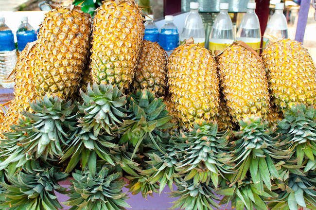 Спелые ананасы на продажу — стоковое фото