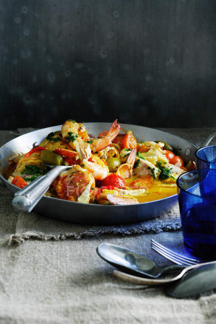 Casserole de crevettes et légumes — Photo de stock