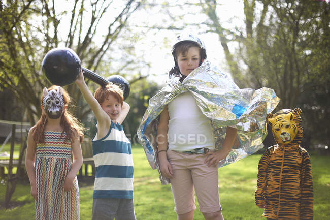 Ritratto di bambini che indossano un vestito elegante, all'aperto — Foto stock