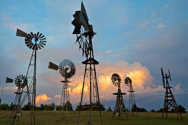 Tempestades atrás de um parque de moinhos de vento em Shattuck, Oklahoma, EUA — Fotografia de Stock