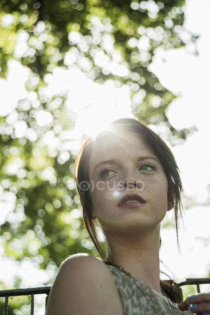 Портрет спокойной молодой женщины в парке — стоковое фото