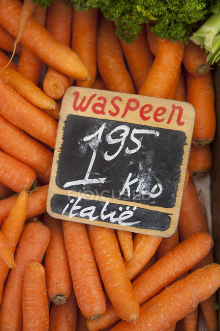 Vista de ángulo alto de zanahorias en el puesto de mercado, Amsterdam, Países Bajos - foto de stock