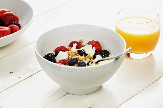 Frühstück mit Beeren und Saftglas — Stockfoto