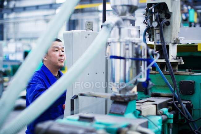 Работник завода по производству мелких деталей в Китае — стоковое фото