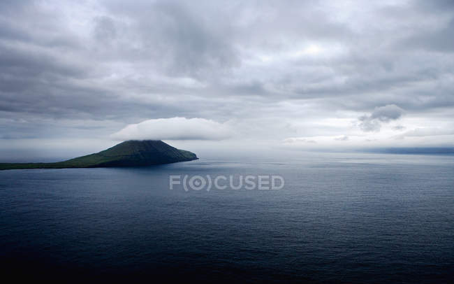 Ilha rochosa em águas tranquilas — Fotografia de Stock