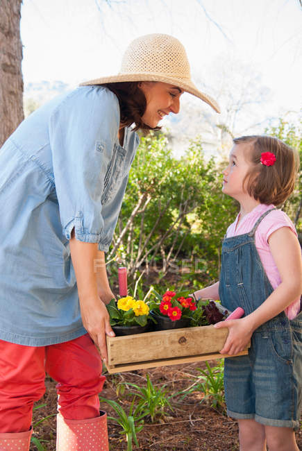 Madre e figlia giardinaggio insieme — Foto stock