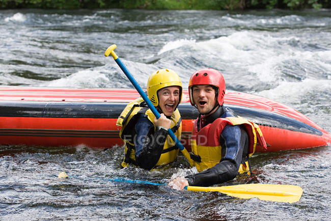 Dos personas rafting en aguas blancas - foto de stock