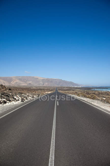 Strada vuota a Lanzarote — Foto stock