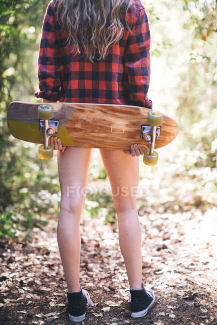 Frau mit Skateboard im Park — Stockfoto