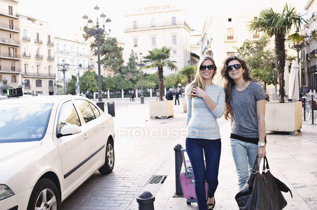 Duas jovens amigas do sexo feminino fora de compras, Valência, Espanha — Fotografia de Stock